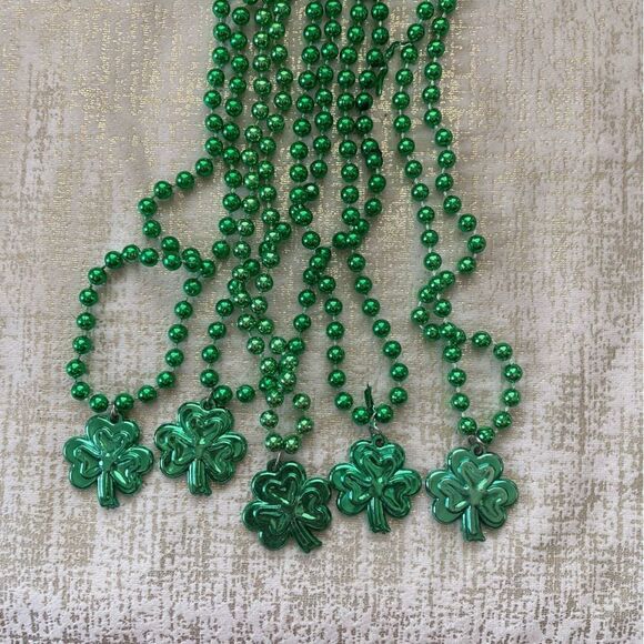 Bundle of Green St Patrick Day Items: Necklaces, Pins, Ribbon & Barrettes. 🍀 - Picture 5 of 13